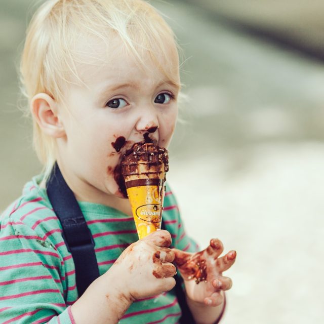 Dítě jí zmrzlinu | foto: Pixabay,  Licence Pixabay