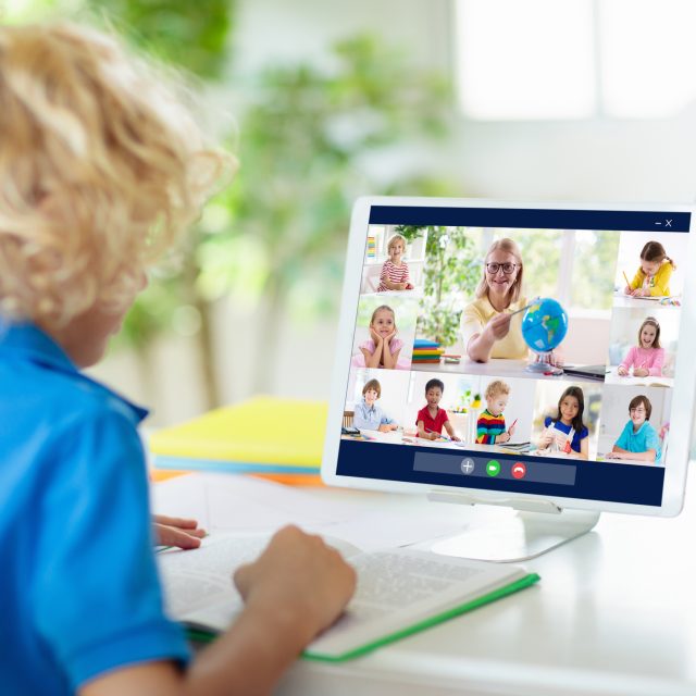 Taky se teď s kamarády vídáte jen přes displej? | foto: Shutterstock