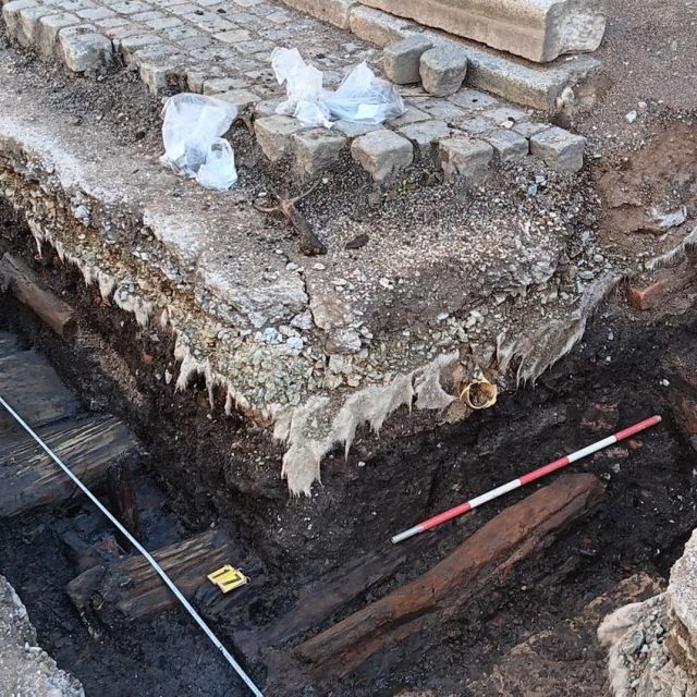 Dřevěný chodník z druhé poloviny 13. století objevili archeologové v samém centru Hradce Králové | foto: Muzeum východních Čech Hradec Králové