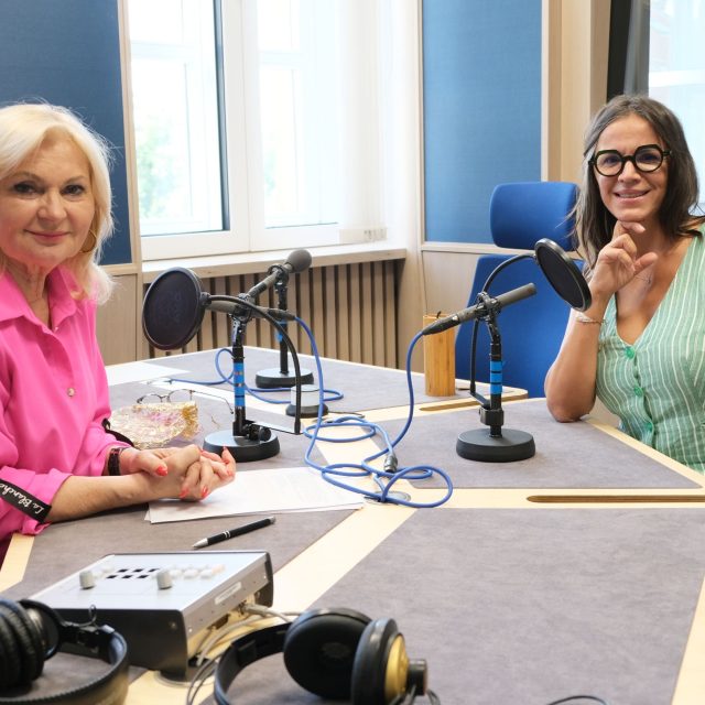 Lada Klokočníková a Andrea Křtínová ve studiu Českého rozhlasu Hradec Králové | foto: Milan Baják,  Český rozhlas