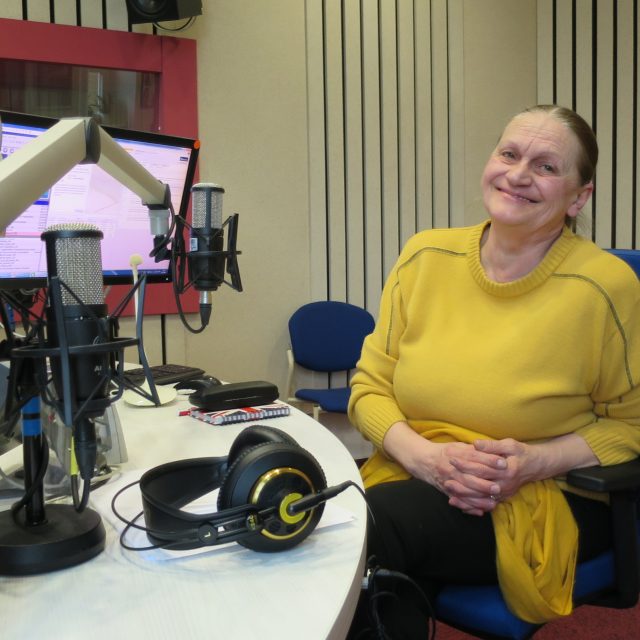 Eliška Pilařová ve studiu Českého rozhlasu Hradec Králové | foto: Milan Baják,  Český rozhlas