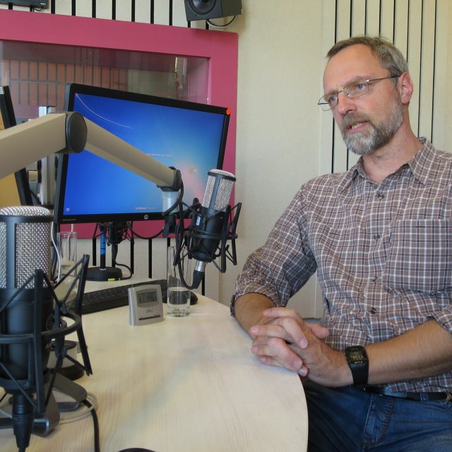 MUDr. Petr Hrubeš ve studiu Českého rozhlasu Hradec Králové | foto: Milan Baják,  Český rozhlas