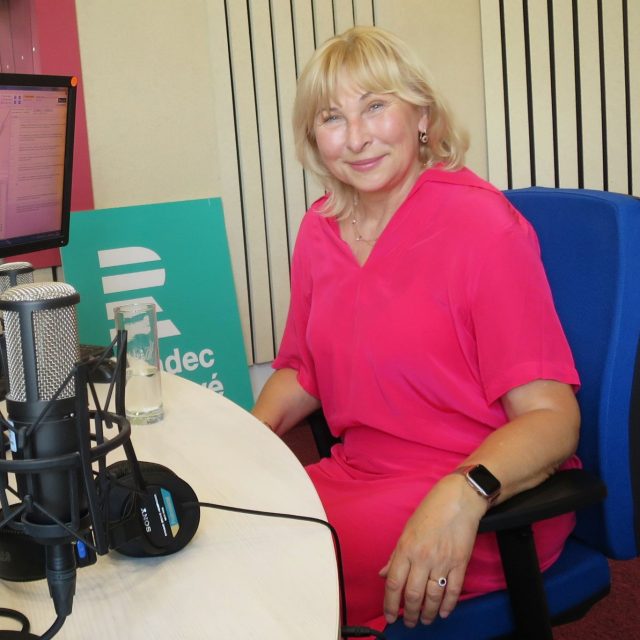 Alena Šmahelová ve studiu Českého rozhlasu Hradec Králové | foto: Milan Baják,  Český rozhlas
