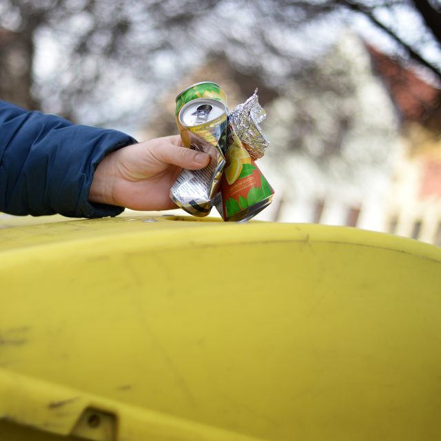 Ode dneška můžete do žlutého kontejneru vyhodit i plechovku | foto: Jan Ptáček,  Český rozhlas