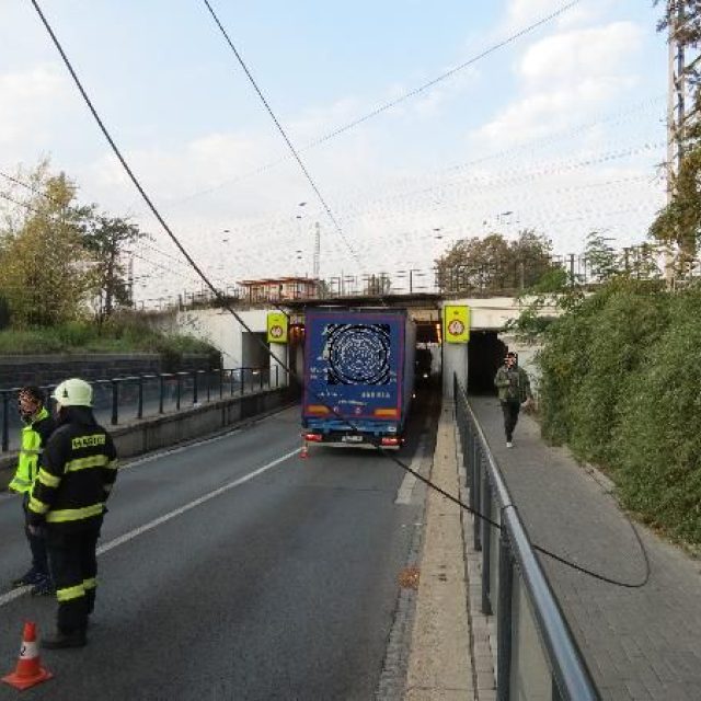 Na Gočárově třídě v Hradci králové vjel kamion pod železniční podjezd a zůstal zaklíněn | foto: Policie ČR