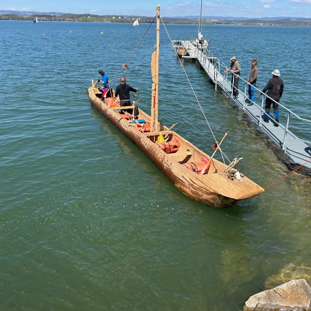 Skupina experimentálních archeologů znovu vyzkoušela na přehradní nádrži Rozkoš u České Skalice čluny vydlabané z jednoho kusu dřeva | foto: Václav Plecháček,  Český rozhlas