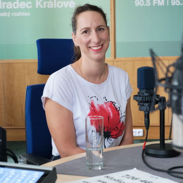 Alena Kubečková ve studiu Českého rozhlasu Hradec Králové | foto: Milan Baják,  Český rozhlas