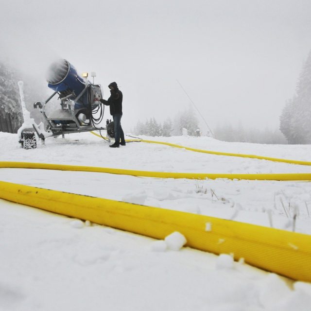 Zasněžování už začalo | foto: Ladislav Němec / MAFRA / Profimedia,  Profimedia