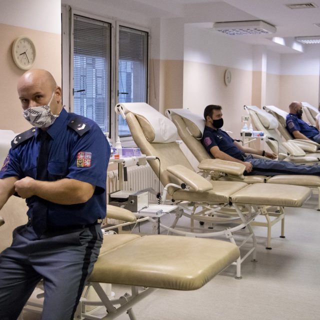 Přes 30 příslušníků Vězeňské služby ČR darovalo svoji krev v hradecké fakultní nemocnici | foto: Fakultní nemocnice Hradec Králové