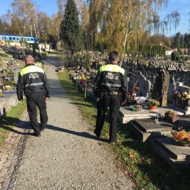 V Dušičkovém období strážníci zvyšují intenzitu kontrol hřbitovů | foto: Lucie Peterková