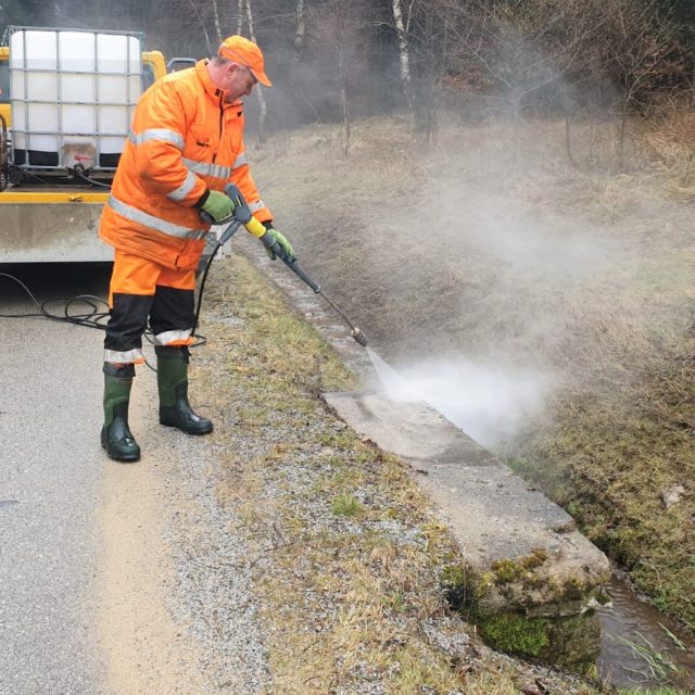 Teplou zimu silničáři využívají k údržbě příkopů,  čištění propustků i prořezávání stromů | foto: Lucie Suchánková Hochmanová,  Český rozhlas,  Český rozhlas
