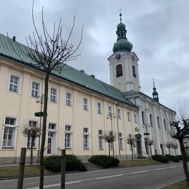 Historická budova bývalého kláštera a nemocnice Milosrdných bratří v Novém Městě nad Metují je bezmála 20 let prázdná | foto: Jana Házová,  Český rozhlas