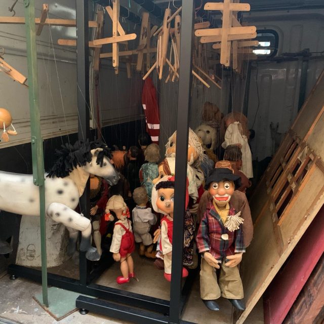 Na půdě staré radnice v České Skalici objevili historické loutky,  kulisy a scénáře | foto: Jana Házová,  Český rozhlas,  Český rozhlas