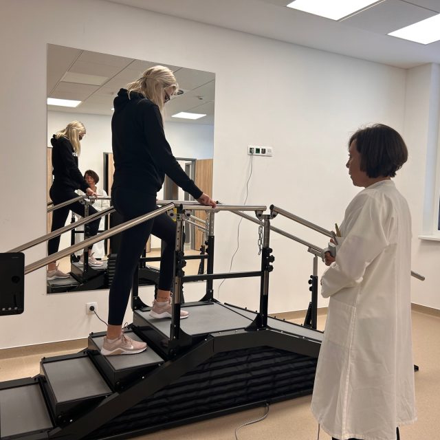 Speciální pohyblivé schody,  jediné u nás,  pomáhají pacientům rehabilitačního centra Lázní Bělohrad | foto: Václav Plecháček,  Český rozhlas