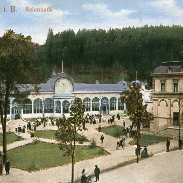 Kolonáda v Janských Lázních na historické pohlednici | foto: Státní léčebné lázně Janské Lázně