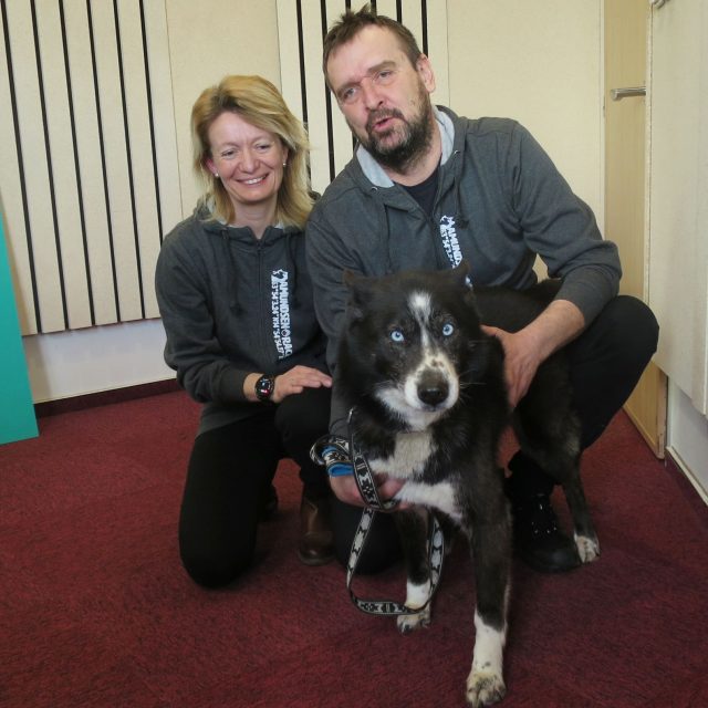 Zdeňka a Václav Zetkovi ve studiu Českého rozhlasu Hradec Králové | foto: Milan Baják,  Český rozhlas