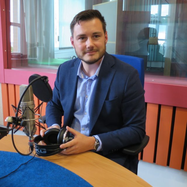 Petr Koštejn ve studiu Českého rozhlasu Hradec Králové | foto: Milan Baják,  Český rozhlas