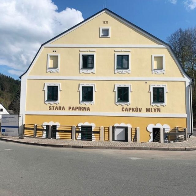 Budova bývalé papírny v Hronově se změnila v bytový dům. Jeho součástí bude i muzejní expozice | foto: Václav Plecháček,  Český rozhlas