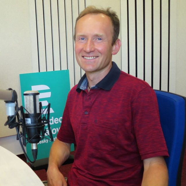 Pavel Kosina ve studiu Českého rozhlasu Hradec Králové | foto: Milan Baják,  Český rozhlas