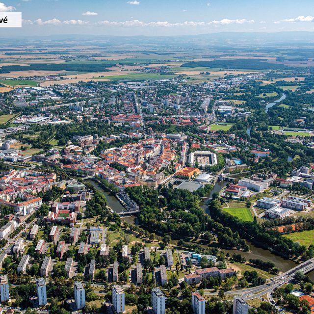 Díky zlaté éře královéhradecké architektury na začátku 20. století a díky stavbám Josefa Gočára a Jana Kotěry se Hradec Králové pyšní označením Salon republiky | foto: Společnost CBS Nakladatelství s. r. o.