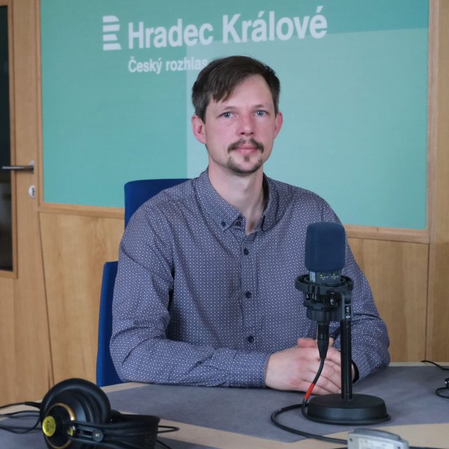 Tomáš Mrkvica ve studiu Českého rozhlasu Hradec Králové | foto: Milan Baják,  Český rozhlas