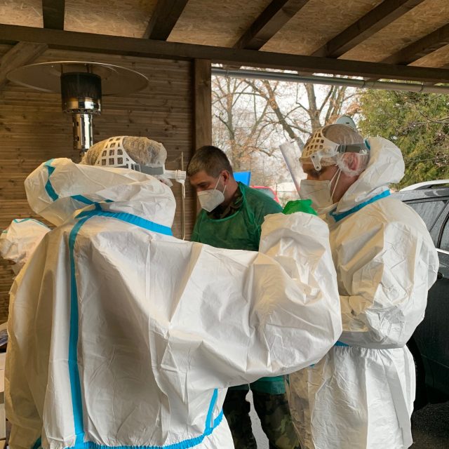 Náchodská nemocnice provádí stovky antigenních testů na koronavirus denně | foto: Václav Plecháček,  Český rozhlas