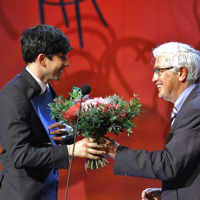 26. ročník Thálie - ocenění pro Milana Hajna předává Jiří Grygar | foto: Hana Smejkalová