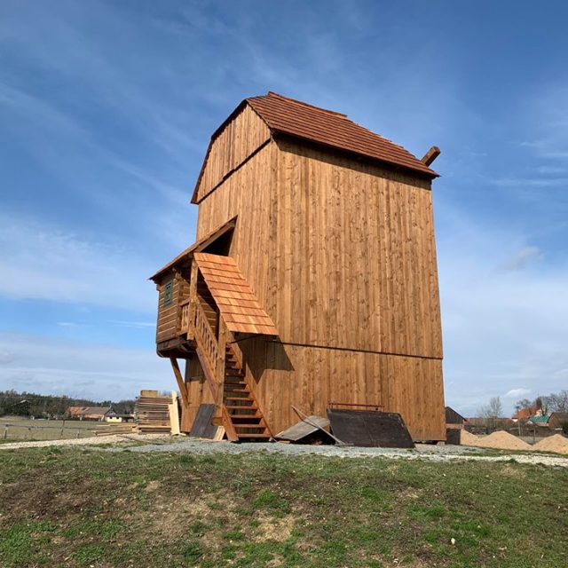 Podorlický skanzen v Krňovicích na Královéhradecku zdobí nová dřevěná stavba větrného mlýna | foto: Jana Házová,  Český rozhlas