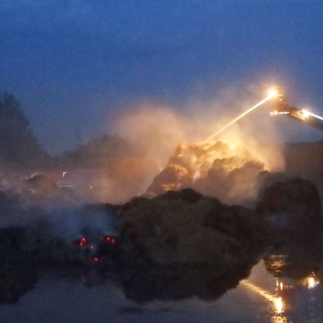 Požár stohu slámy v Obědovicích | foto: HZS Královéhradeckého kraje