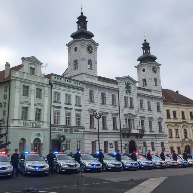 Policisté v Královéhradeckém kraji převzali do užívání 23 nových aut | foto: Policie České republiky
