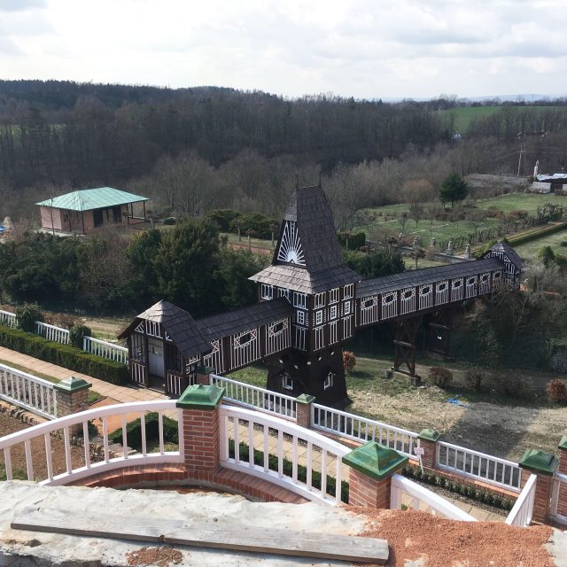 Terasy v zahradě navržené Dušanem Jurkovičem opravují na zámku v Novém Městě nad Metují | foto: Romana Joudalová,  Český rozhlas