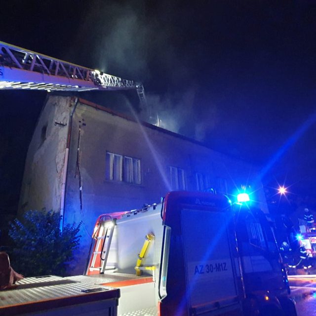 Požár bytového domu v Úpici | foto: HZS Královéhradeckého kraje