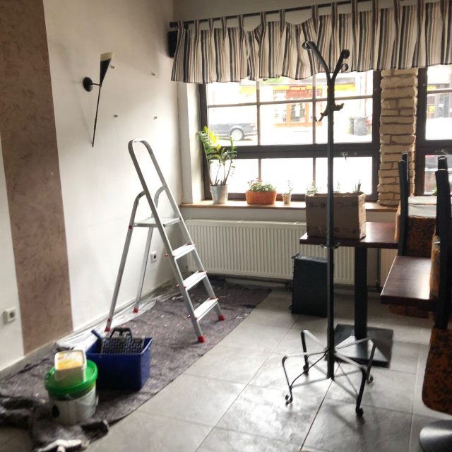 Někteří hoteliéři v Krkonoších se pustili před zimní sezónou do velkých úklidů a drobných oprav | foto: Kateřina Kohoutová,  Český rozhlas