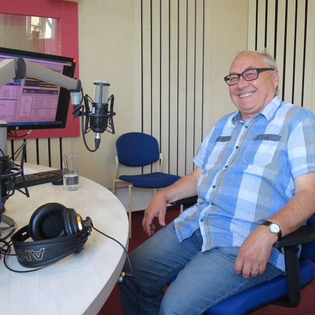 Jiří Mach ve studiu Českého rozhlasu Hradec Králové | foto: Milan Baják,  Český rozhlas