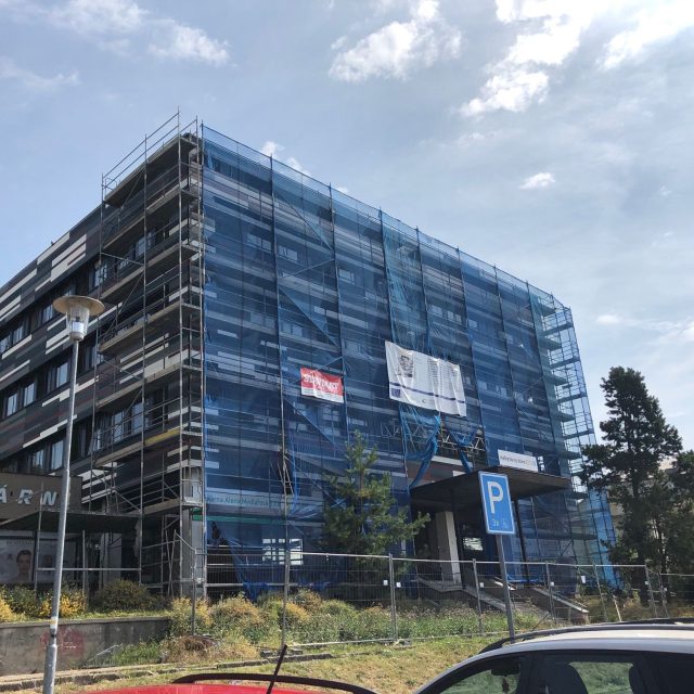 Přestavba bývalé budovy VZP v Jičíně na polyfunkční komunitní centrum se prodraží | foto: Kateřina Kohoutová,  Český rozhlas