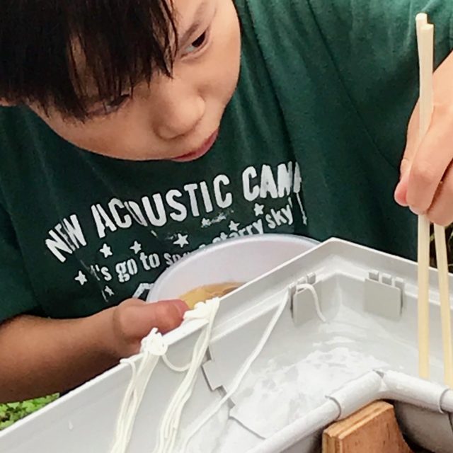 Lovení nudlí je velká zábava také pro děti | foto: Marie Machytková,  Český rozhlas,  Český rozhlas
