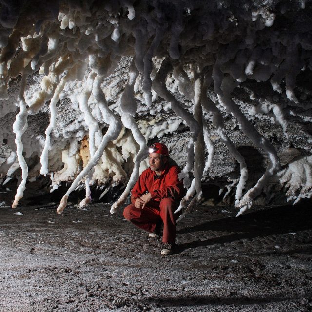 Evžen Janoušek fotí v solné jeskyni v Íránu | foto: Evžen Janoušek