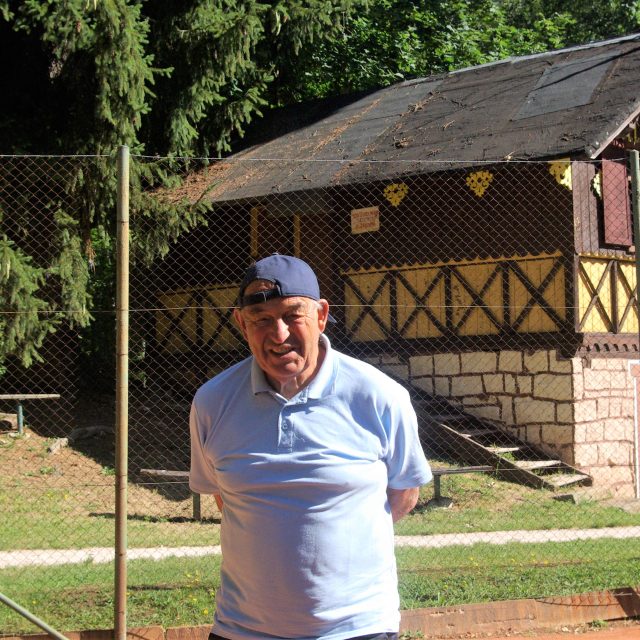 Eduard Čeliš na tenisovém kurtu v sousedství bývalého hraběcího seníku,  který v minulosti sloužil i jako zázemí pro tenis | foto: Vladislava Wildová,  Český rozhlas