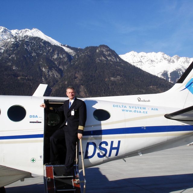 Maxmilián Politzer na letišti v rakouském Innsbrucku | foto: archiv Maxmiliána Politzera