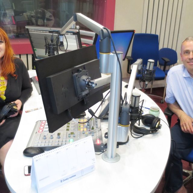 Blanka Malá a MUDr. Ladislav Pazdera ve studiu Českého rozhlasu Hradec Králové | foto: Milan Baják,  Český rozhlas