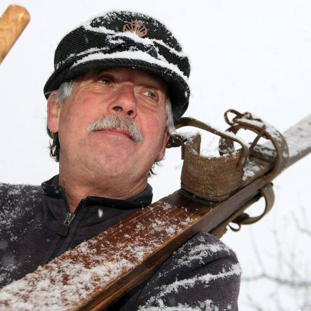 Aleš Suk má ve sbírce přes 1200 párů lyží | foto: Ota Bartovský,  MAFRA / Profimedia