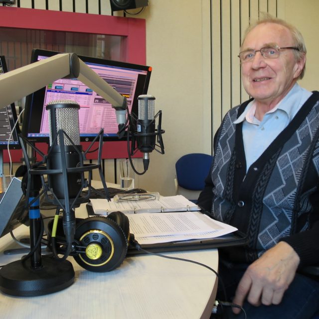 Josef Černý ve studiu Českého rozhlasu Hradec Králové | foto: Milan Baják,  Český rozhlas