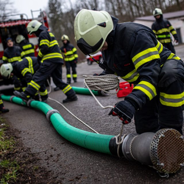 V těchto dnech cvičí nově přijatí hasiči v Královéhradeckém kraji základní hasební práce | foto: HZS Královéhradeckého kraje / Michal Fanta