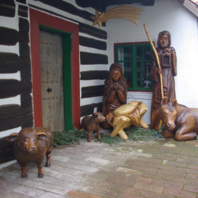 Betlémské zastavení od řezbáře Jiřího Vraštila před muzejní roubenkou | foto: Vladislava Wildová,  Český rozhlas