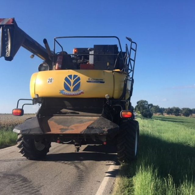Zpomalovací ostrůvky by měly zajistit zklidnění dopravy. Ale zemědělské stroje s nimi mají problémy  | foto: Václav Plecháček,  Český rozhlas