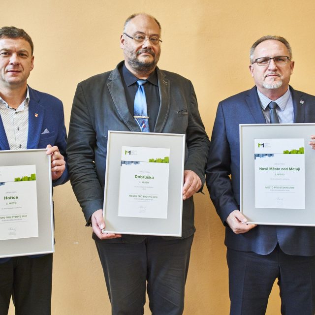 Zleva: starosta Hořic Aleš Svoboda,  starosta Dobrušky Petr Lžičař a starosta Nového Města nad Metují Petr Hable | foto: Svaz měst a obcí ČR
