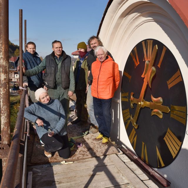 Díky nadšencům na věži kostela Nejsvětější Trojice v Žacléři opět fungují hodiny | foto: Městské muzeum Žacléř