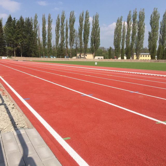 Atletický stadion Václava Šperla v Dobrušce se proměnil k nepoznání | foto: Václav Pilný
