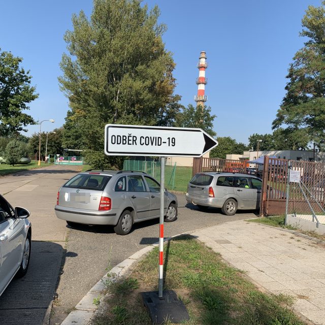 Odběrové centrum Fakultní nemocnice Hradec Králové eviduje vzrůstající zájem o testování na covid-19 | foto: Eliška Horáková