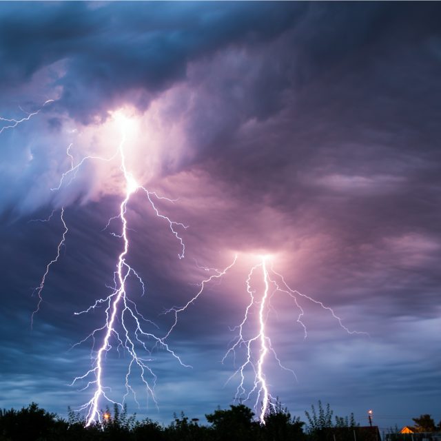 Blesky jsou nebezpečné,  ale krásné nebeské divadlo | foto: Shutterstock